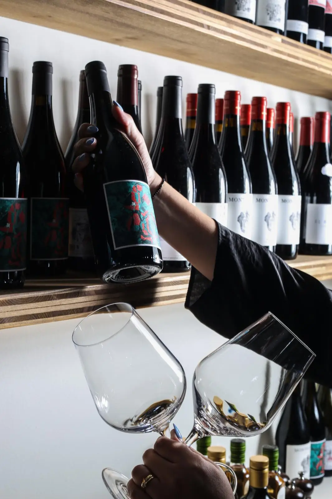 Servicio de vino en la bodega de Partager