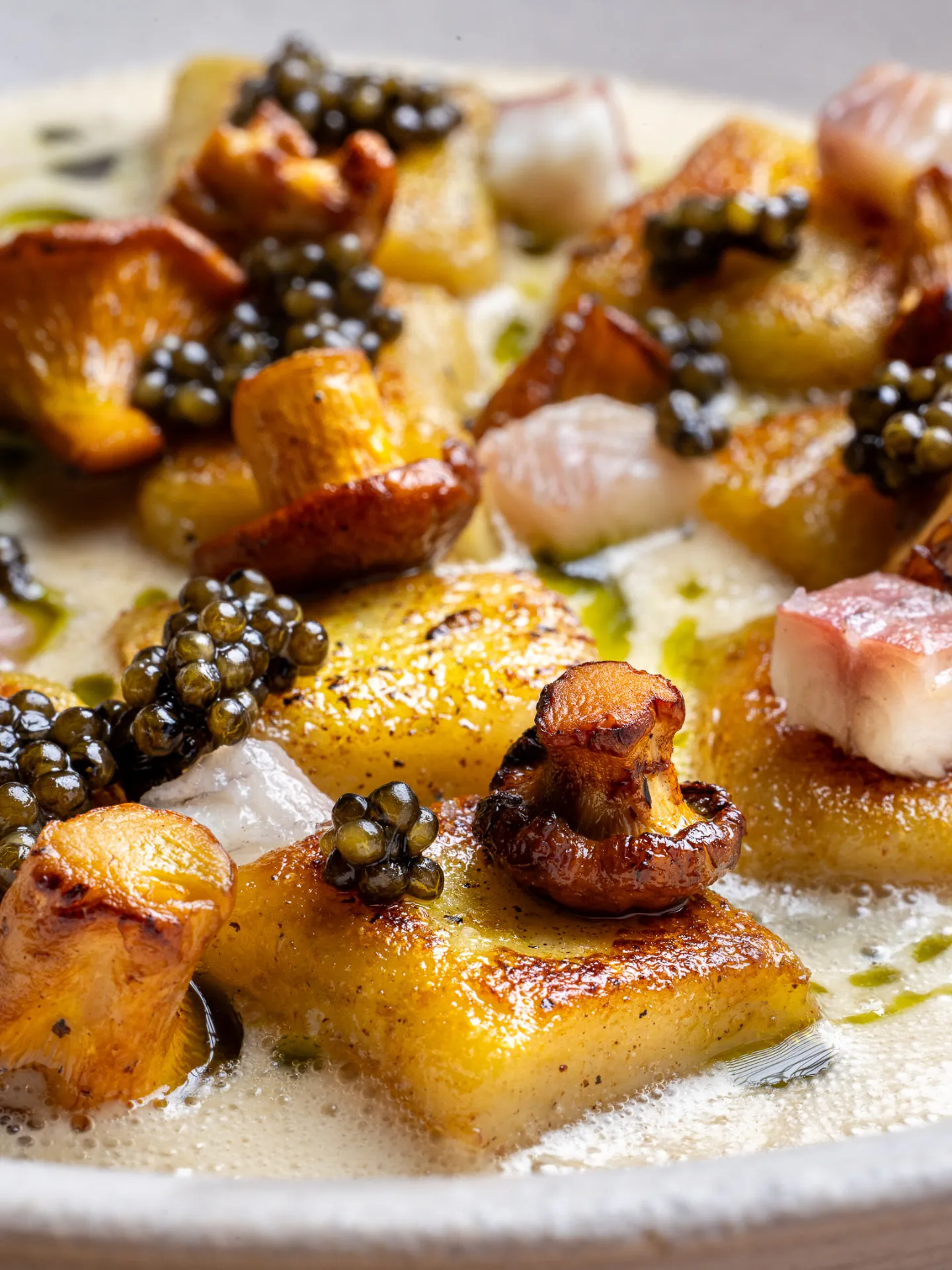 Gnocchi de patata con setas y caviar