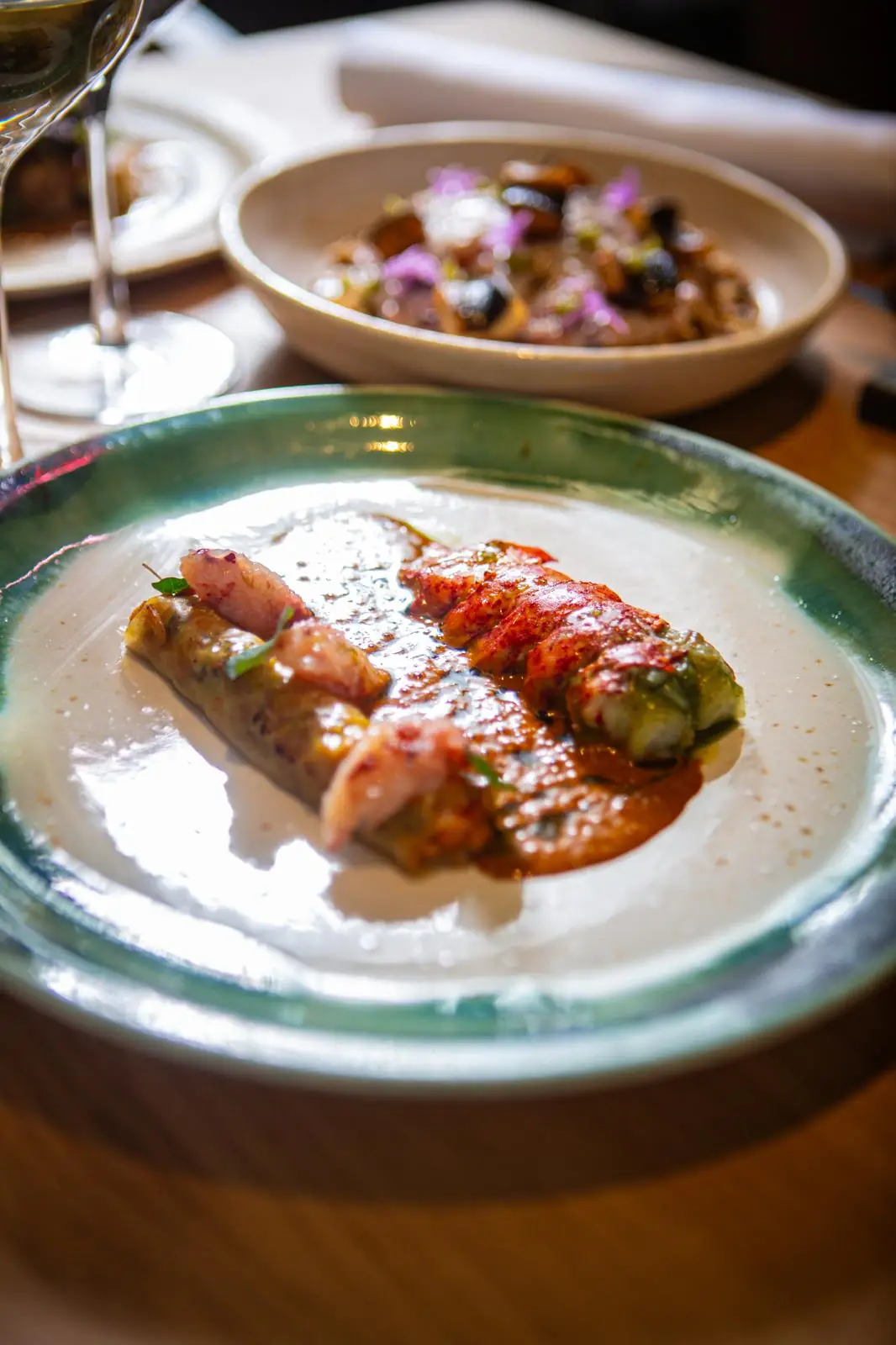 Arroz con pescado y panceta servido a mano